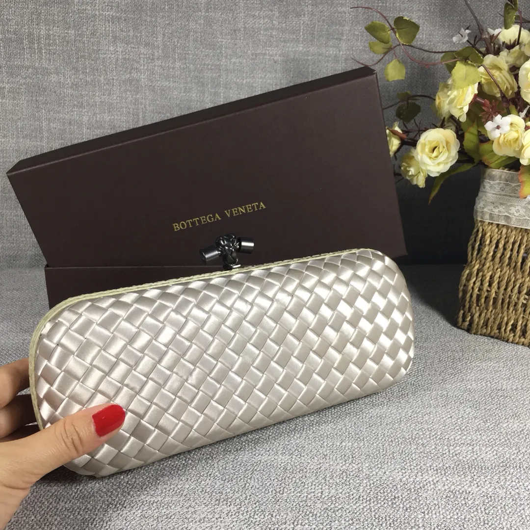 8651 Large Classic Dinner Bag ~~~Snake leather with ribbon ~~~Dense and slippery, not easy to fluff, can hold iPhones of all sizes! Size: 25cm*9.5cm*4cm